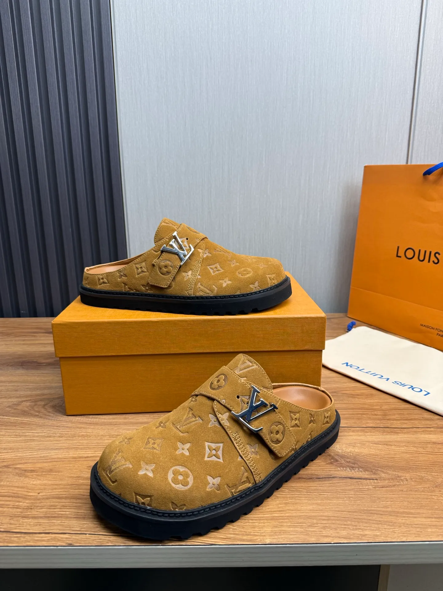 Men's men's shoes 460💰 Lv. Popular couple slippers hot sale🩷💚 🩴Official website one to one production 35-45 sizes 45 46 🉑️Customized!